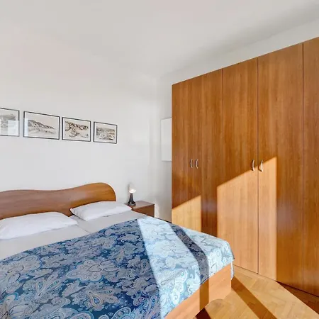 Bellevue Apartment *