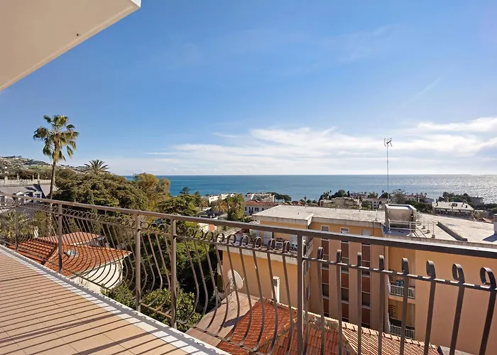 Bellevue Apartment *